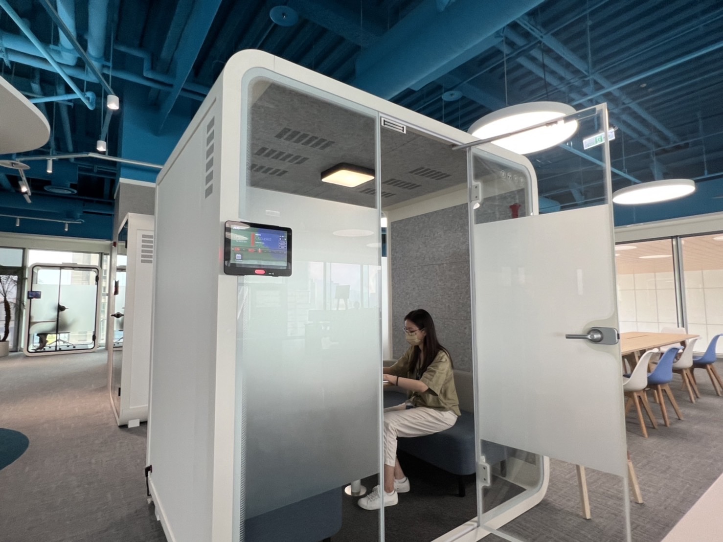 pg官网入口高雄據點的智慧行動辦公艙，展現pg官网入口在面板以外的研發應用軟實力