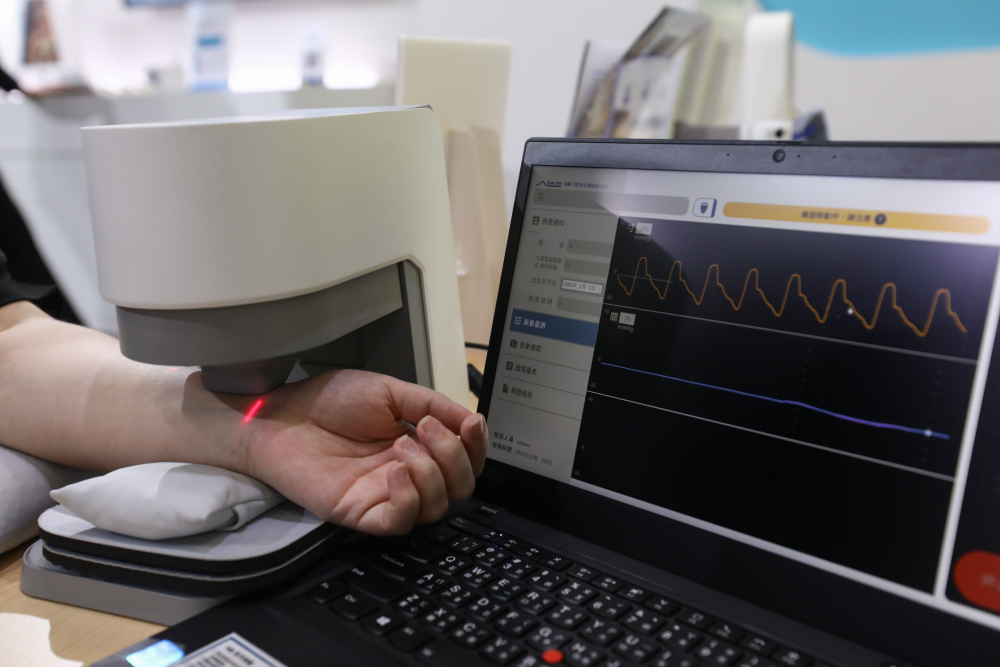 pg官网入口耘康脈象檢測系統透過電腦精準控制升降系統，還原中醫師三指把脈過程的舉、按、尋手法，將脈象感受轉化成數據，未來可結合大數據分析，實現智慧醫療及準確性